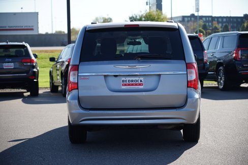 Used 2015 Chrysler Town & Country Touring image 4