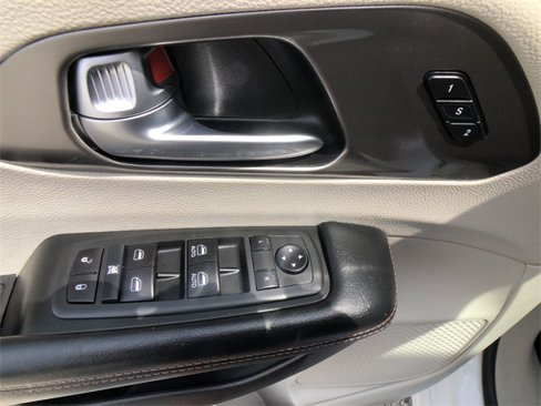 Used 2020 Chrysler Pacifica Touring-L image 13
