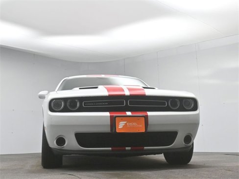 Used 2015 Dodge Challenger SXT image 35