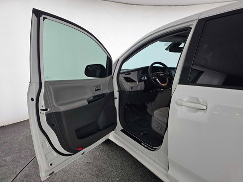 Used 2020 Toyota Sienna LE image 21