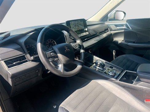 Used 2024 Mitsubishi Outlander SE image 9