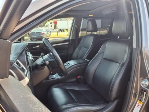 Used 2017 Toyota Highlander XLE image 4