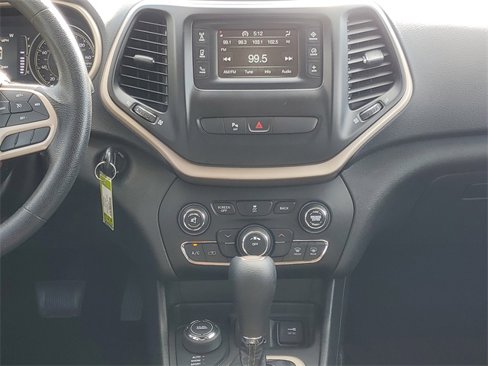 Used 2018 Jeep Cherokee Latitude w/ Safety Group image 27
