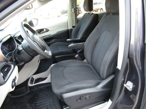 Used 2017 Chrysler Pacifica Touring image 10