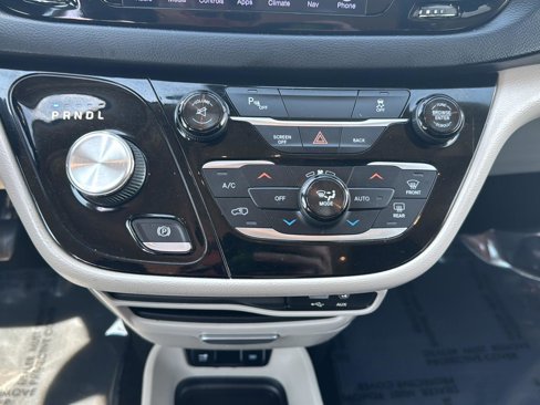 Used 2017 Chrysler Pacifica Touring-L image 14