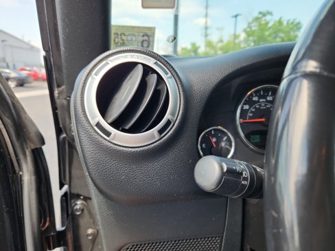 Used 2015 Jeep Wrangler Unlimited Sahara w/ Connectivity Group image 31