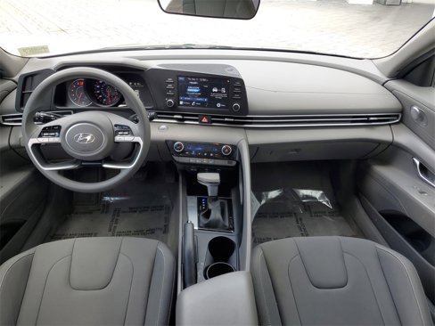 Used 2022 Hyundai Elantra SEL image 11