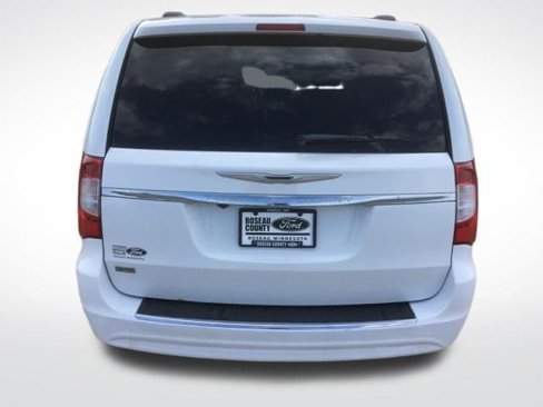 Used 2014 Chrysler Town & Country Touring image 5