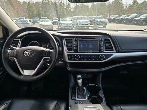 Used 2018 Toyota Highlander XLE image 12