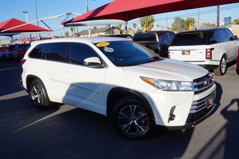 Used 2017 Toyota Highlander FWD V6 image 2