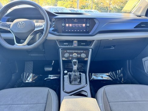 Certified 2024 Volkswagen Taos SE image 14