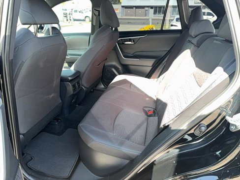 Used 2022 Toyota RAV4 SE w/ Convenience Package image 25