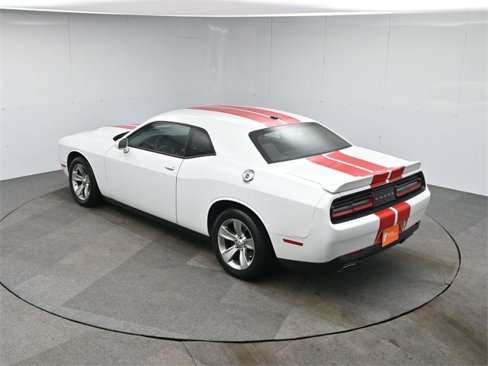 Used 2015 Dodge Challenger SXT image 38