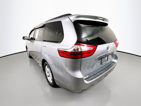 Used 2015 Toyota Sienna LE image 8