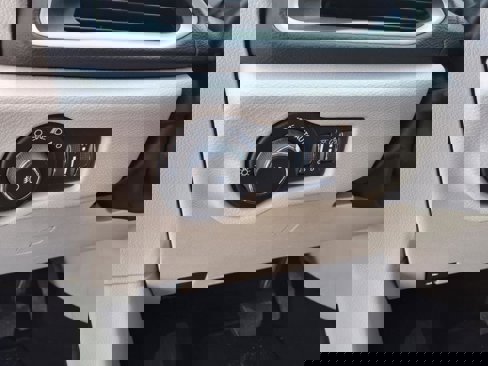 Used 2023 Chrysler Pacifica Touring-L image 18