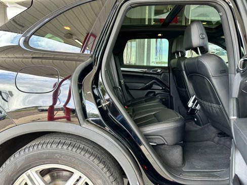 Used 2014 Porsche Cayenne Platinum Edition image 17