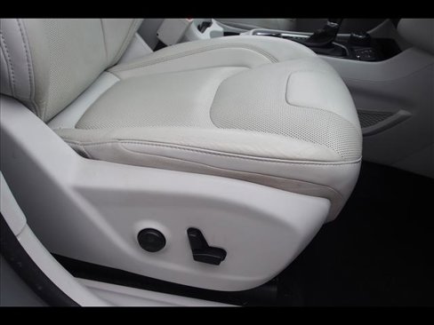 Used 2020 Jeep Cherokee Limited image 12