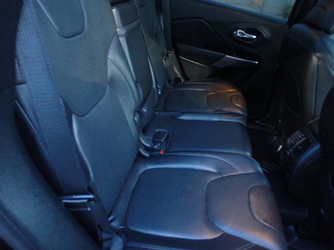 Used 2019 Jeep Cherokee Overland w/ Technology Group image 18