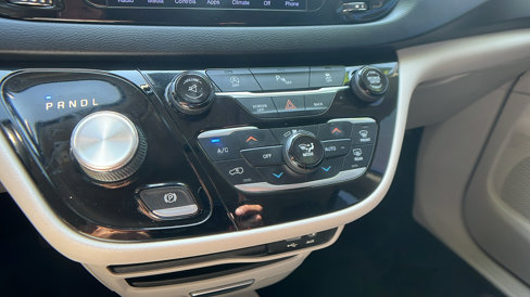 Used 2017 Chrysler Pacifica Touring-L image 33