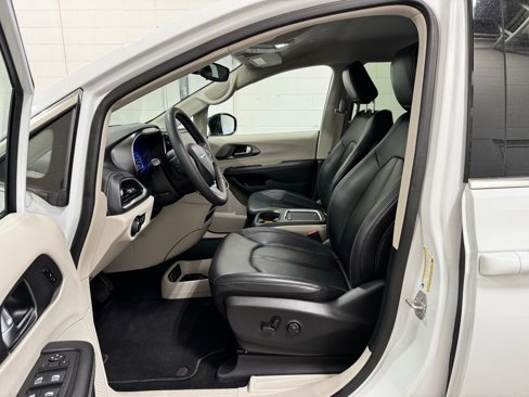 Used 2024 Chrysler Pacifica Select image 13