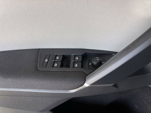 Used 2018 Volkswagen Tiguan S image 21