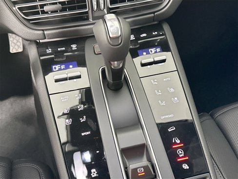 Used 2025 Porsche Macan image 23