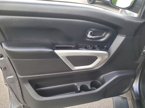 Used 2018 Nissan Titan SV w/ Chrome Package image 13