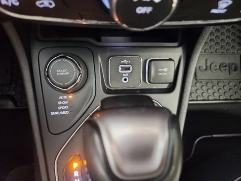 Used 2019 Jeep Cherokee Latitude Plus w/ Cold Weather Group image 17