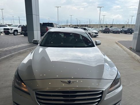Used 2015 Hyundai Genesis 3.8 image 2