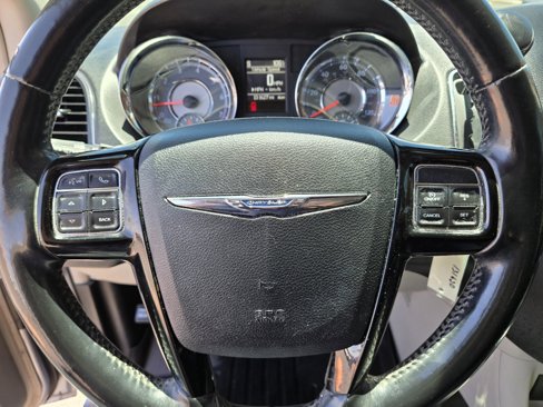 Used 2016 Chrysler Town & Country Limited image 17