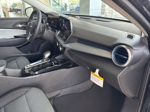 New 2025 Chevrolet Trax LT w/ Sunroof Package image 32
