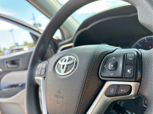 Used 2019 Toyota Highlander LE image 11