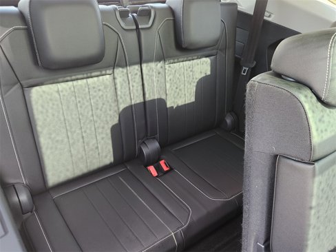 Used 2022 Volkswagen Tiguan SE w/ Panoramic Sunroof Package image 15