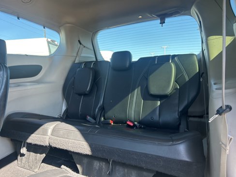 Used 2021 Chrysler Pacifica Touring-L image 15