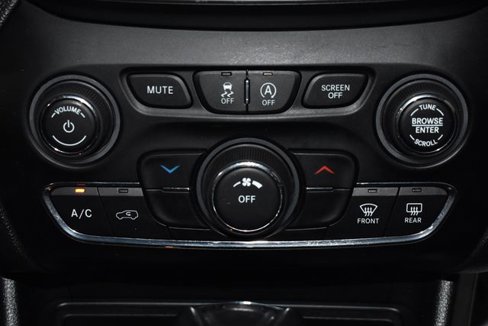 Used 2019 Jeep Cherokee Trailhawk image 17