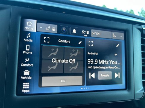 Used 2022 Chrysler Voyager LX image 21