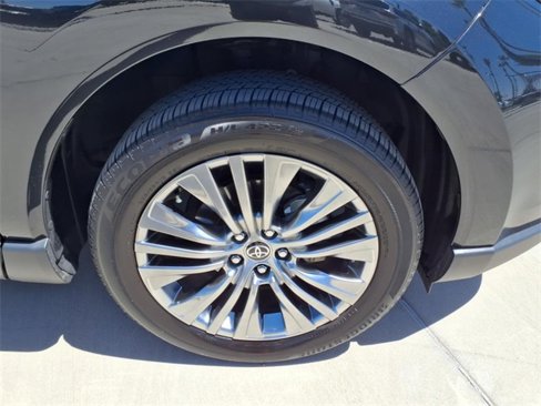 Used 2023 Toyota Venza Limited image 12