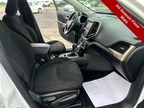 Used 2017 Jeep Cherokee Latitude w/ Cold Weather Group image 33