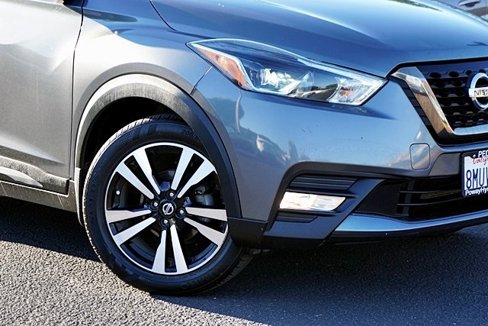 Used 2019 Nissan Kicks SR image 4