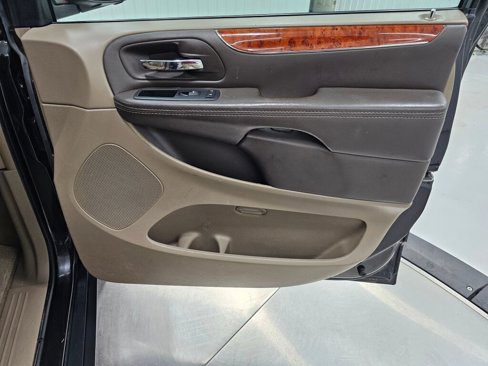 Used 2015 Chrysler Town & Country Touring-L w/ Driver Convenience Group image 27