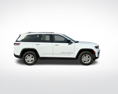 Used 2023 Jeep Grand Cherokee Laredo image 4