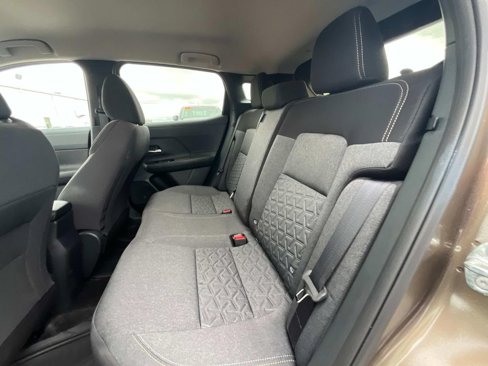 Used 2025 Nissan Kicks SV image 11