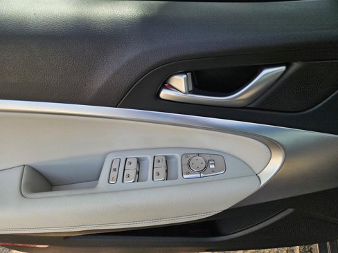 Used 2025 Genesis G70 2.5T image 17