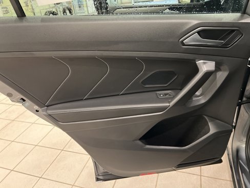 Used 2023 Volkswagen Tiguan SE w/ Panoramic Sunroof Package image 15