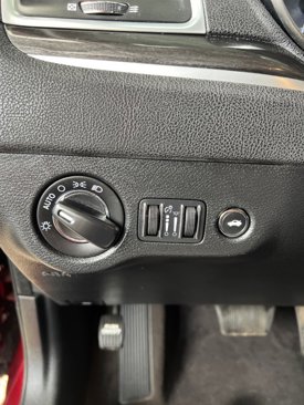 Used 2016 Chrysler 300 Limited image 29