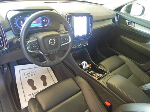 Used 2025 Volvo XC40 B5 Plus image 14