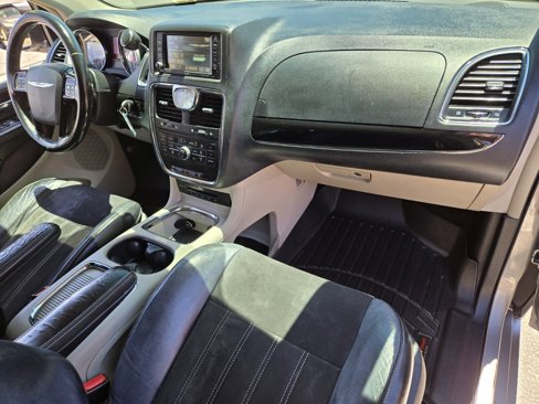 Used 2016 Chrysler Town & Country Limited image 15