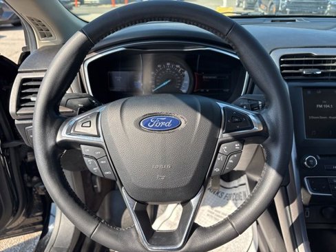 Used 2017 Ford Fusion SE w/ Fusion SE Technology Package image 12