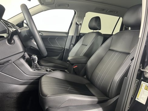 Used 2024 Volkswagen Tiguan SE w/ Panoramic Sunroof Package image 18