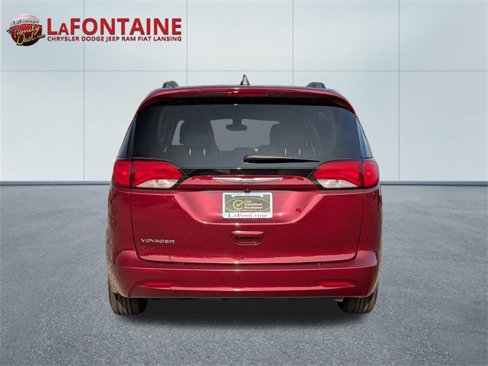 Certified 2021 Chrysler Voyager Lxi image 4